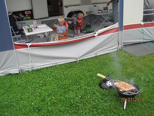 Grillningsdags med instängda, hungriga barn Grillningsdags med instängda, hungriga barn
