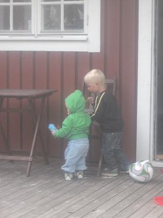 Elin ska vara där Hannes är, och göra allt han gör Elin ska vara där Hannes är, och göra allt han gör