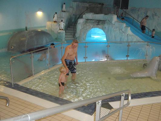 Hannes fick hålla morfar sällskap i badet Hannes fick hålla morfar sällskap i badet
