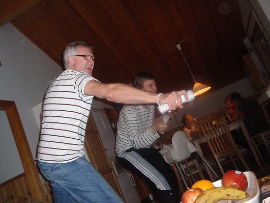 Morfar slår Marcus i bordtennis Morfar slår Marcus i bordtennis