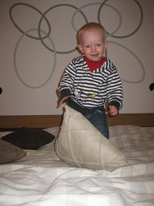 Man kan fördriva tiden på många sätt, hoppa i sängen är ett av dem Man kan fördriva tiden på många sätt, hoppa i sängen är ett av dem